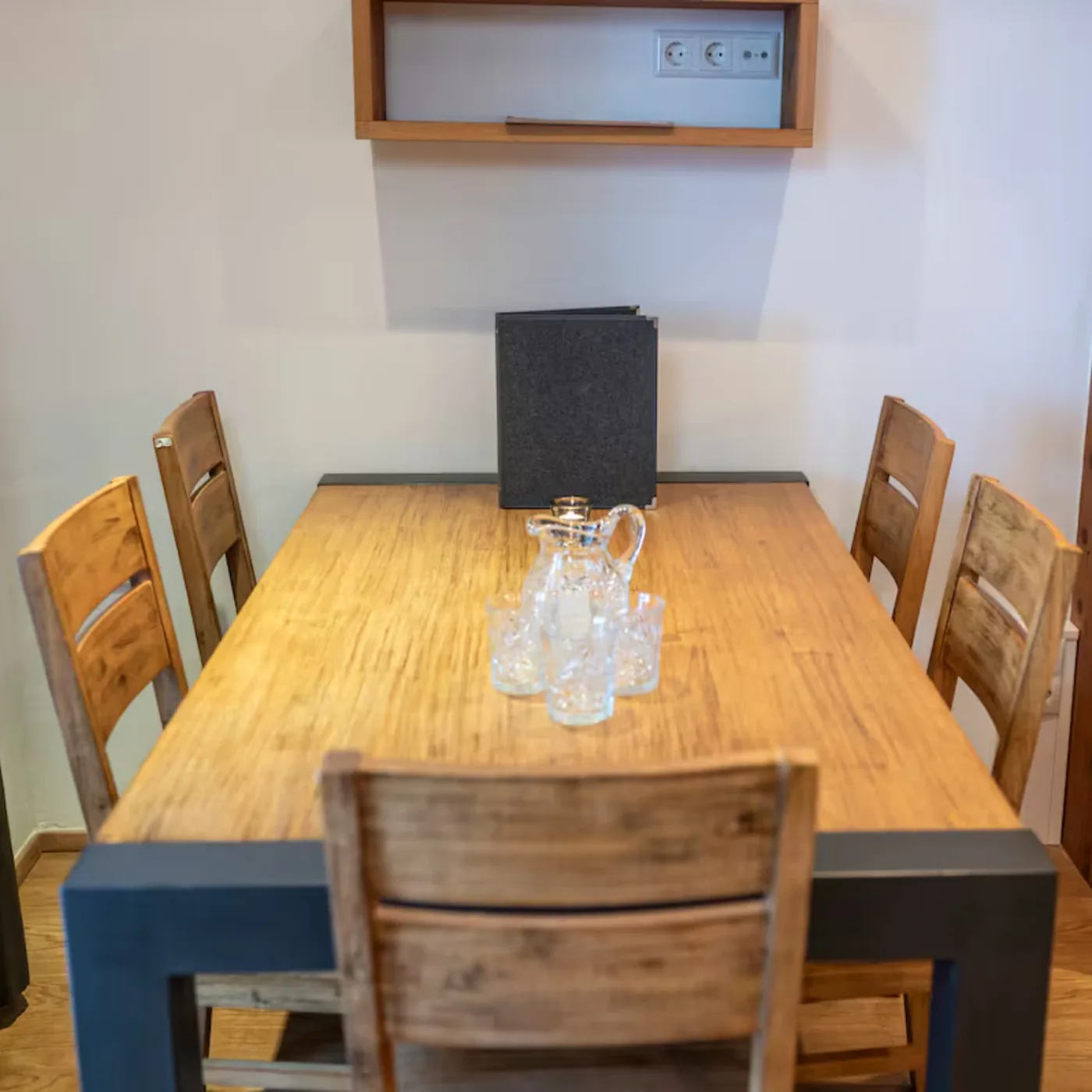 Massiver Holztisch mit sechs Stühlen, Karaffe und Gläsern